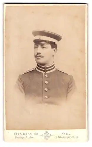 Fotografie Ferd. Urbahns, Kiel, Schlossgarten 17, Soldat in Garde Uniform des Seebataillon mit Schirmmütze