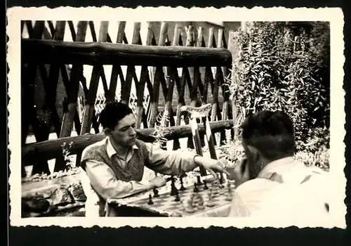 Fotografie Schach - Chess, junge Männer vor Schachbrett sitzend