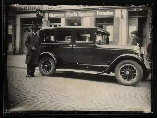 Fotografie Auto Chrysler Limousine vor Porzellan-Laden Marie Sperber