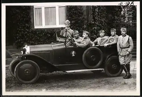 Fotografie Auto Citroen, offener PKW mit Staffelabzeichen & Flugzeug-Piloten der französischen Luftstreitkräfte