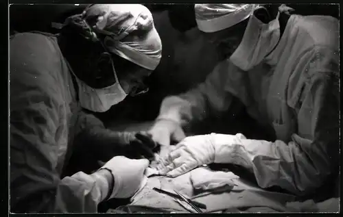 Fotografie Chirurg während einer Operation