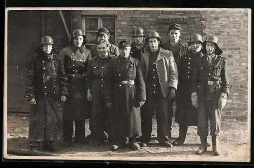 Fotografie Schulz, Ketzin, Ansicht Ketzin, Feuerwehr, Feuerwehrleute mit Mantel und Helm