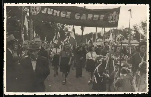 Fotografie Junge Garde Deomstrationszug am 15. August 1948, Fahnenträger & Blumenmädchen