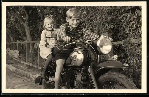 Fotografie E. Rademacher, Mölln, Motorrad NSU, Knabe & Mädchen auf Krad sitzend