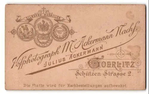 Fotografie Julius Ackermann, Görlitz, Schützen-Str. 2, Silberne Medaillen über Anschrift des Ateliers