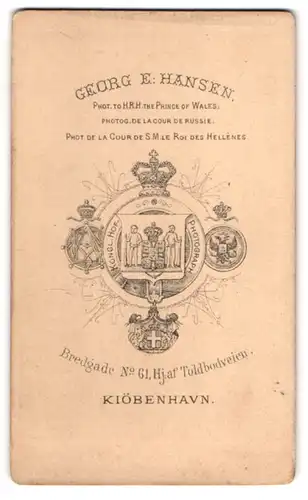 Fotografie Georg E. hansen, Kjobenhavn, Bredgade 61, Stadtwappen umgeben von königlichen Wappen