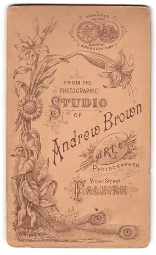 Fotografie Andrew Brown, Falkirk, Vicar Str., Blumenbukett mit Sonnenblume und Pfauenfedern