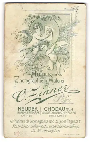 Fotografie O. Zinner, Neudek, Bahnhofstr. 100, zwei kleine Engel halten Fotografien in den Händen