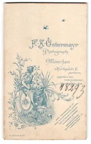 Fotografie F. X .Ostermayr, München, Karlsplatz 6, Frau im schulterfreien Kleid mit Wappenschild, Monogramm des Fotogra