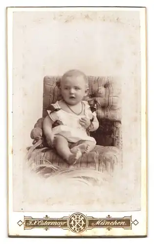 Fotografie F. X .Ostermayr, München, Karlsplatz 6, Frau im schulterfreien Kleid mit Wappenschild, Monogramm des Fotogra