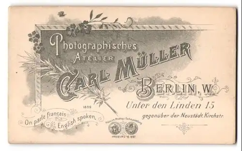 Fotografie Carl Müller, Berlin, Unter den Linden 15o, Anschrift des Ateliers auf einer Werbetafel