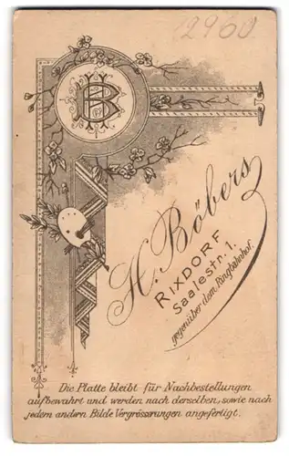 Fotografie H. Böbers, Rixdorf, Saalestr. 1, Monogramm des Fotografen von Ranken umgeben
