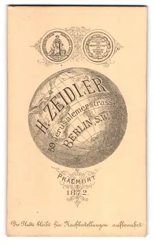 Fotografie H. Zeidler, Berlin, Jerusalemerstr. 59, Weltkugel / Globus mit Anschrift des Ateliers, Medaillen