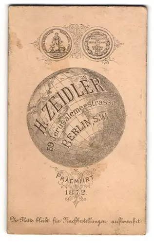 Fotografie H. Zeidler, Berlin, Jerusalemerstr. 59, Anschrift des Ateliers auf Globus / Weltkugel