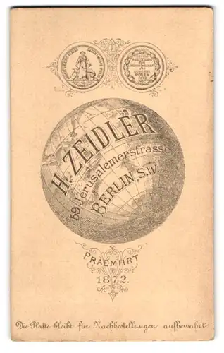 Fotografie H. Zeidler, Berlin, Jerusalemerstr. 59, Medaillen und Globus / Weltkugel mit Fotografen Anschrift