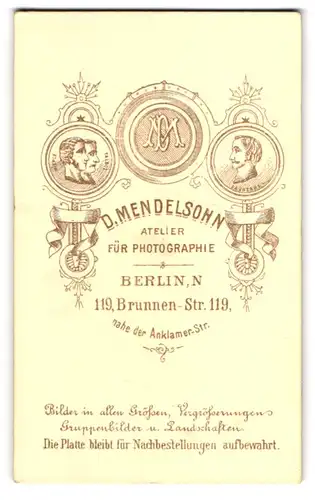 Fotografie D. Mendelsohn, Berlin, Brunnen-Str. 119, Monogramm des Fotografen nebst Konterfei Niepce, Talbot, Daguerre