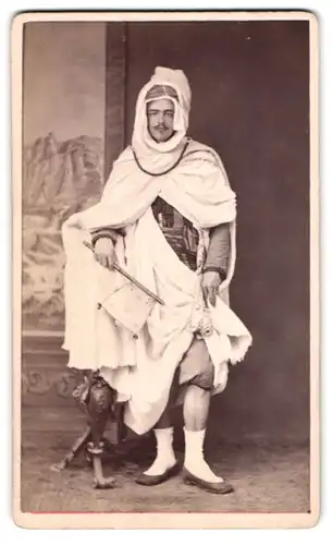 Fotografie J. Chazal, Constantine, Rue Damremont 53, Herr Fritz Bally als Algerier in Tracht mit Wimpel, 1881