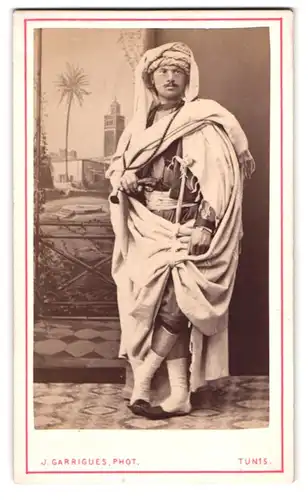 Fotografie J. Garrigues, Tunis, europäischer Mann als Tunesischer Krieger mit Steinschlosspistole im Bund