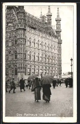 AK Löwen, Das Rathaus, Passanten mit Schirmen