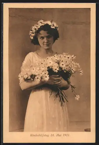 AK Lübeck, Kinderhilfstag 1911, Junge Dame mit Blumen, Kinderfürsorge