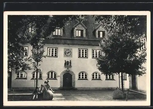 AK Westerham, Kinderheim der Reichsbahn-Versicherungsanstalt, Haupteingang mit Uhrschlagwerk Hansl und Gretl