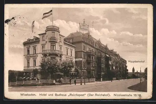 AK Wiesbaden, Hotel-Badehaus Reichspost, Nicolasstrasse 16 /18 und Blick zum Hauptbahnhof