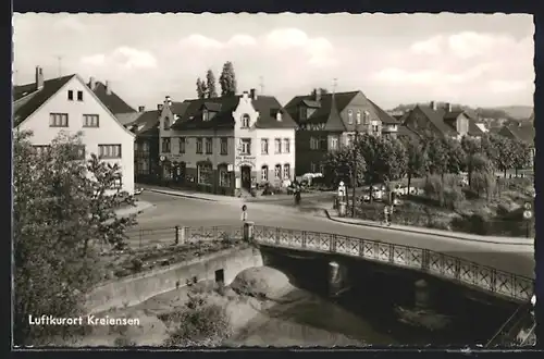 AK Kreiensen, Strassenpartie mit Haus der Geschenke und Brücke