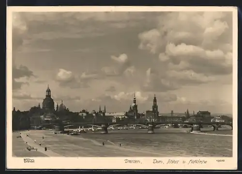 Foto-AK Walter Hahn, Dresden, Nr. 12606: Dresden, Ortspartie mit Blick auf Frauenkirche, Hofkirche und Opernhaus