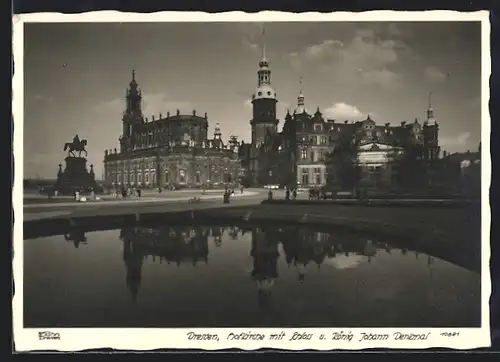 Foto-AK Walter Hahn, Dresden, Nr. 10881: Dresden, Hofkirche mit Schloss und König Johann Denkmal