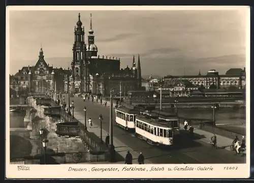 AK Dresden, Georgentor, Hofkirche, Schloss und Gemälde-Galerie, Strassenbahn auf der Brücke