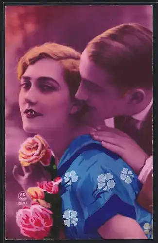 Foto-AK P. C. Paris: Liebespaar in vetrauter Pose