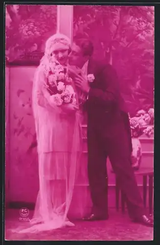 Foto-AK P. C. Paris: Hochzeitspaar, Mann küsst seine Frau auf die Wange