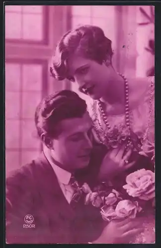 Foto-AK P. C. Paris: Liebespaar mit Blumen