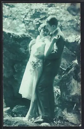 Foto-AK P. C. Paris: Mann umarmt seine Geliebte