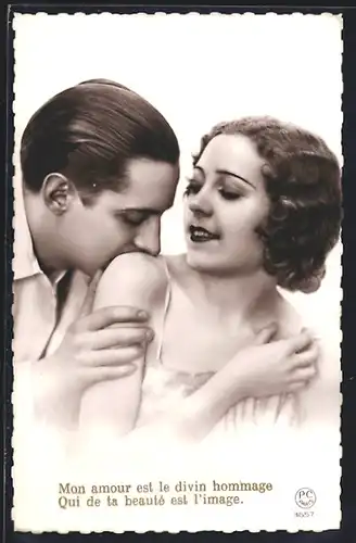 Foto-AK P. C. Paris: Mann küsst Dame auf die Schultern