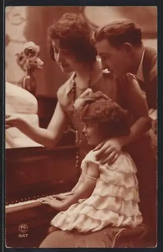 Foto-AK P. C. Paris: Kind spielt Klavier neben stolzen Eltern