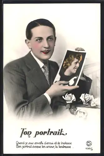 Foto-AK P. C. Paris: Mann mit Portrait seiner Liebsten
