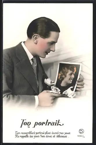 Foto-AK P. C. Paris: Mann mit Portrait seiner Liebsten