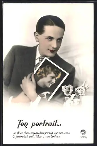 Foto-AK P. C. Paris: Mann hält Portrait seiner Liebsten in den Armen