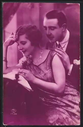 Foto-AK P. C. Paris: Herr blickt Dame über die Schultern