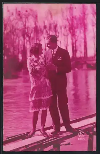 Foto-AK P. C. Paris: Liebespaar am Steg