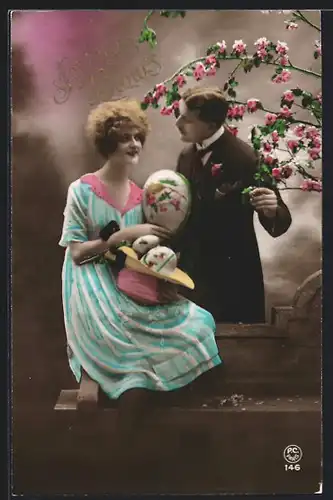 Foto-AK P. C. Paris: Liebespaar mit Ostereierkorb
