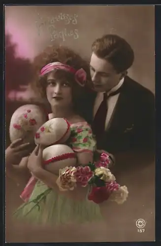 Foto-AK P. C. Paris: Liebespaar mit Ostereiern