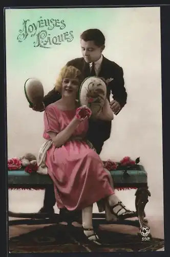 Foto-AK P. C. Paris: Liebespaar mit Ostereiern