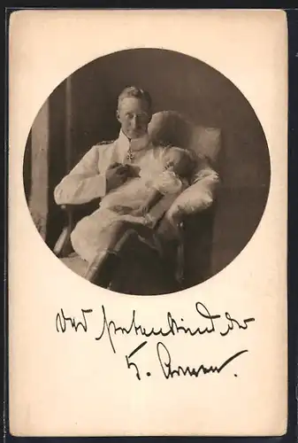 AK Kronprinz Wilhelm von Preussen in Uniform hält das Patenkind der 5. Armee im Arm