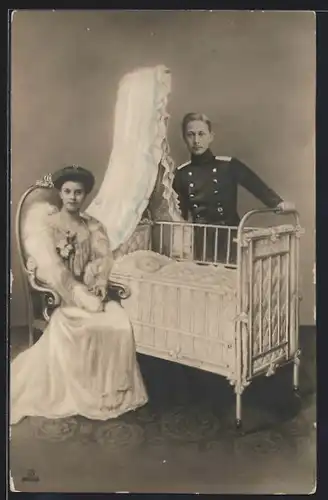 AK Kronprinz Wilhelm von Preussen und Gattin am Bettchen ihres Kindes