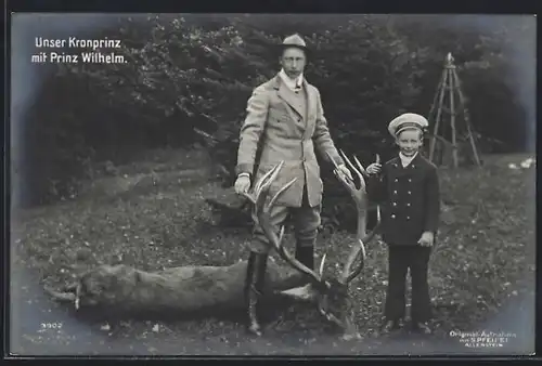 AK Kronprinz Wilhelm von Preussen mit seinem Sohn neben einem erlegten Hirsch