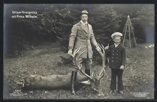 AK Kronprinz Wilhelm von Preussen mit seinem Sohn neben einem erlegten Hirsch