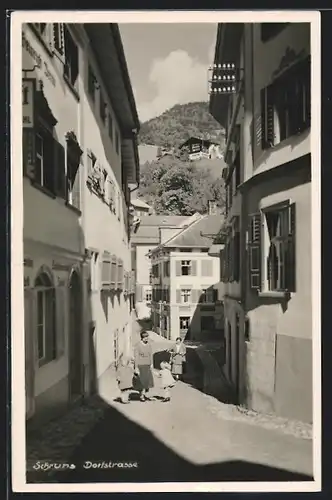 AK Schruns, Mutter mit Kindern auf der Dorfstrasse