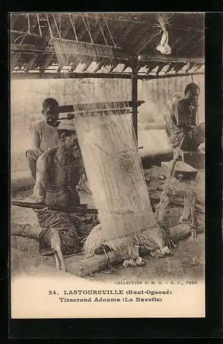 AK Mann an einem Webstuhl sitzend, Teppich